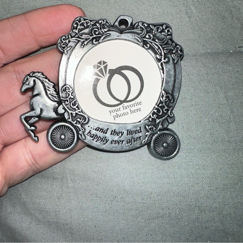 GLORIA DUCHIN CARRIAGE PHOTO HOLDER “HAPPY EVER AFTER” ORNAMENT‎